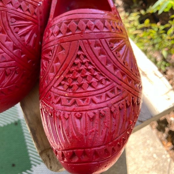 Red Dutch wooden shoe Very large,mostly decorative unless you have a large foot - Picture 2 of 14